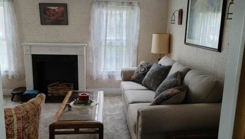 Entire Home - 4 Bedroom - Canandaigua - Steps Off Downtown - Walking distance to Restaurants, Shops, Breweries & Pubs - Foto 2