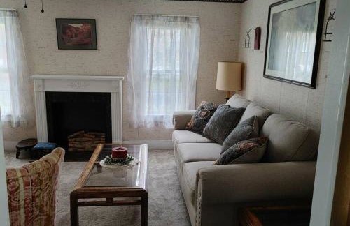 Entire Home - 4 Bedroom - Canandaigua - Steps Off Downtown - Walking distance to Restaurants, Shops, Breweries & Pubs - Foto 2