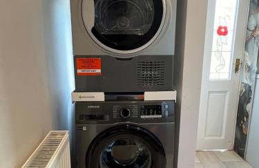 The Place with king beds, Ensuite Bathrooms, Close to Airport and Free Parking - Foto 28