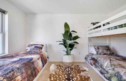 Stunning Poconos Villa- Hot Tub, Pool, Game Room, BBQ & more - Foto 36