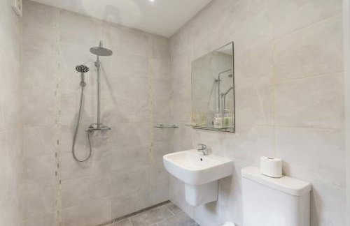 Seven Space - 7 Bedroom Home with Large Garden & Hot Tub - Foto 19