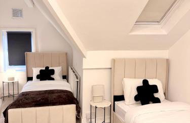Lux 4 Bedroom House - Jacuzzi Bath Sleeps 9 Free Parking Near Leeds Centre - Foto 25