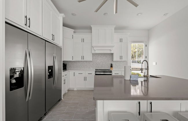 Brand NEW Expansive Coastal Home w/ Custom Furnishings Sleeps 15 - Foto 18