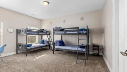 Modern 2BR & 2BA New Build Condo w Garage & Patio - Foto 2