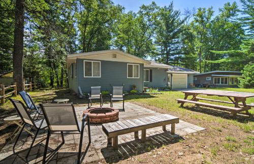Higgins Lake Getaway with Fire Pit, Walk to Beach! - Foto 26