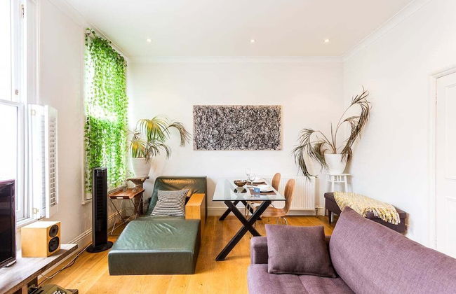 Bright and Spacious Notting Hill Nest - Photo 24