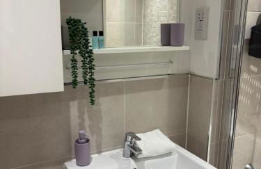 Spacious 4BR House with 2 Bathrooms and 1 WC ideal for Families, Professionals and Relocators near NEC, BHX, HS2 and JLR with Travel Cot, Pets Allowed and Free Parking - The Home Makers Hub - Foto 44