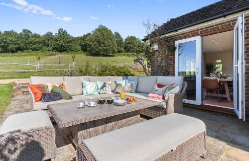 Stunning Countryside Home in Surrey by 53 Degrees Property, Ideal for Family Getaways, Private Tennis Court! - Foto 63