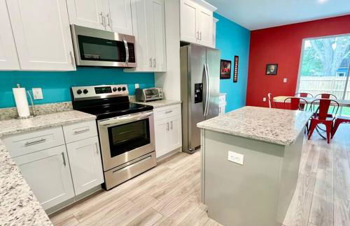 The Arcade close to downtown with fenced yard - Photo 3