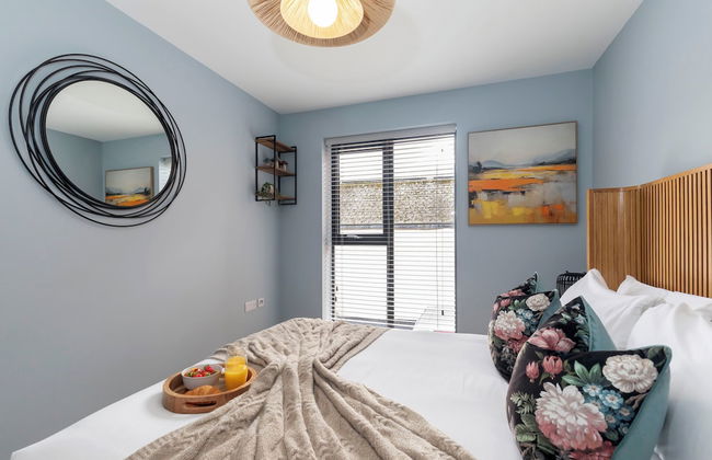 Beautiful 2 Bedroom Apartment With Parking in The Docks - Photo 7