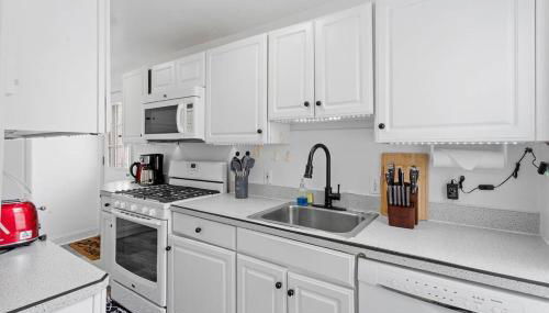 5BR 3BA Family Retreat 2 Blocks from Beach - Foto 4