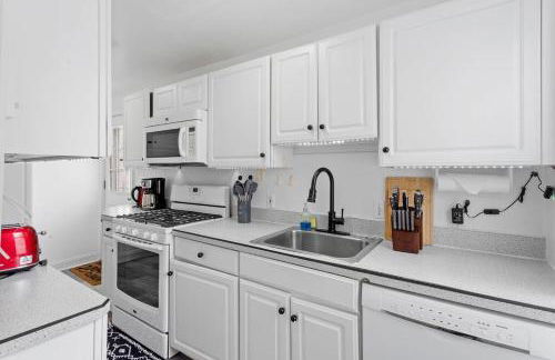 5BR 3BA Family Retreat 2 Blocks from Beach - Foto 4