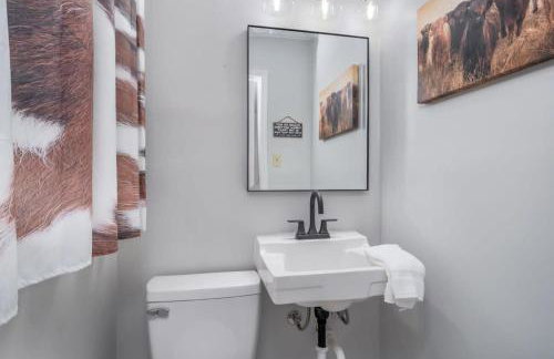 Touchdown Townhouse: Your Home near Stadium - Foto 26