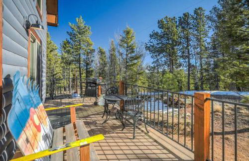 Rustic cabin charm w/ hot tub, arcade basketball - Foto 40