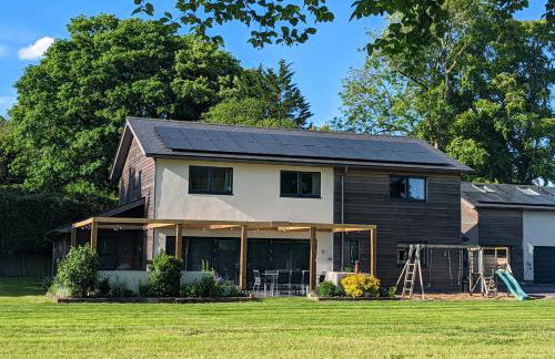 Unique, Spacious, Self-Built Eco Home with huge garden and movie room - Photo 43