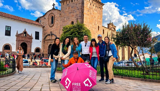 Free tour alternativo por Cusco - Foto 5, Posando frente a la Catedral de Cusco