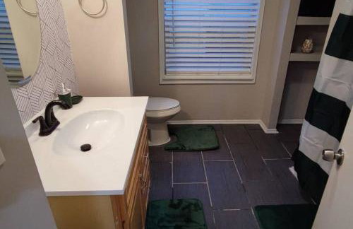 Downtown Charm Two Bedroom Home - Foto 34