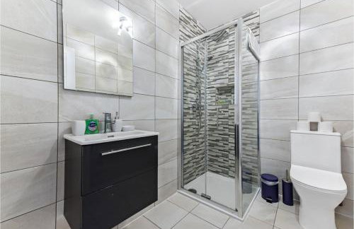 Stylish and Family Friendly 3 Bedroom Apartment - Photo 5