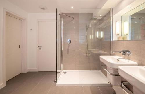 Spacious Coastal Retreat with Sea Views - Foto 32