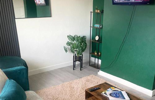 Business & Family Friendly 6 Bed Stay with Garden - Free Parking - Fast Wi-Fi and workspace - London & Essex Links - Photo 2