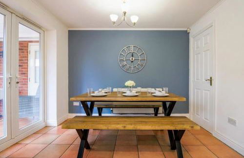 Grange House - Sleeps 6 - Driveway parking, Self-Check-In, Fast Wifi and Sky TV by Yoko Property - Photo 18