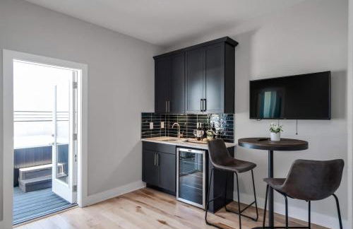 Rooftop Views - Hot Tub - Near Honky Tonks & Bars - Photo 13