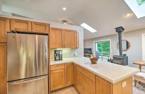 Cozy Whitehall Hideaway with Hot Tub and Chiminea! - Foto 11