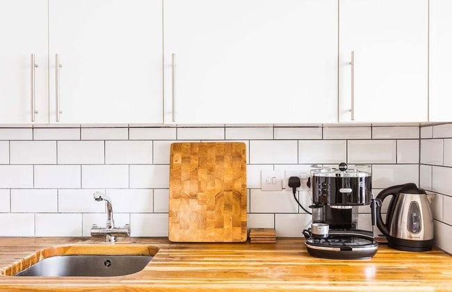 Bright and Spacious Notting Hill Nest - Photo 14