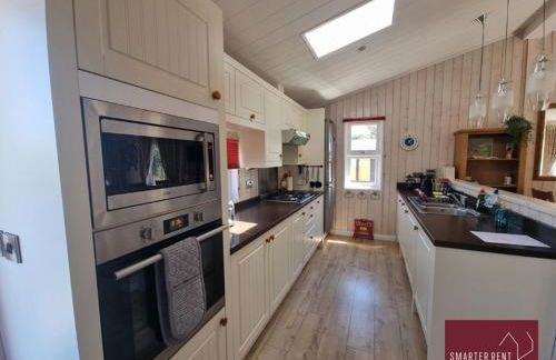 Milford on Sea - 4 Bedroom Lodge in Shorefield Country Park - Photo 4