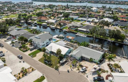 Pirates Den a 4BR Pet-Friendly Waterfront Oasis with Pool, Dock, Personal Water Boats, Fire Pit, Game Room and Bar - Foto 4