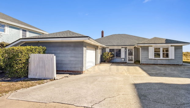 Charming Oceanfront Beach House by RedAwning - Foto 2, Imagen principal