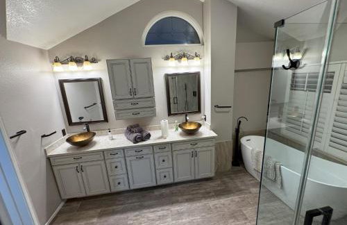 Riverside Views & Pool Retreat - Foto 39