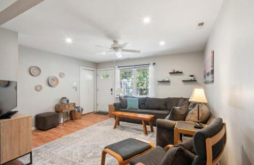 Cozy 2BR Condo - Beachside Bliss with Yard Space condo - Foto 2