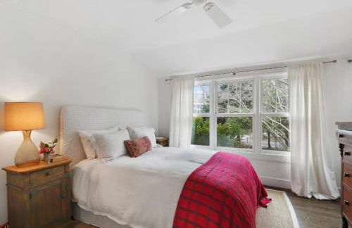 Luxury Sag Harbor Home with Heated Pool & Charm - Foto 25