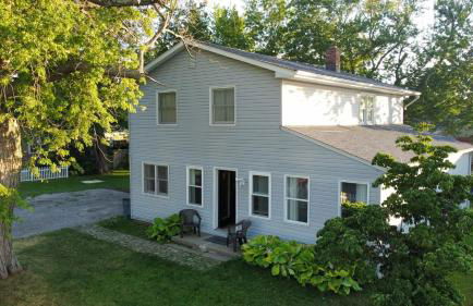 5 Bedroom Lakeside Home Sleeps 12 - Shared Lake Access, Large Yard, Central Air, Fire Pit, Horseshoes & More! - Foto 1