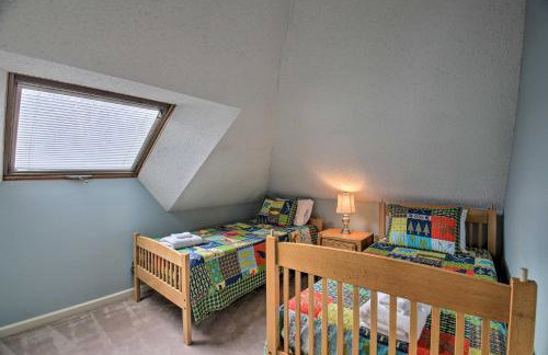 Spacious Ski-inandOut Black Mountain Home with Deck! - Foto 26