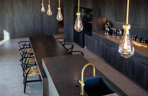 Black C House Modern w pool spa - Photo 20