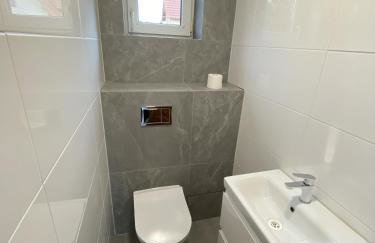 Dom z pięknymi widokami na jezioro ryńskie ilasy. - Foto 10