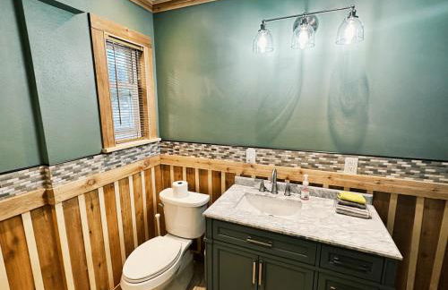 BoDekes N Tacoma Landing with HOT TUB near University - Foto 20