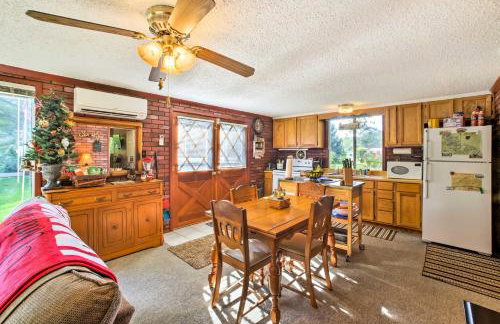 Cozy Waterfront Cottage with Deck on White River! - Foto 6