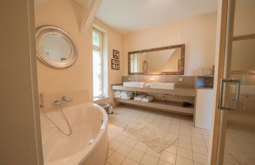 Ferienhaus Peeneblick - exklusives Traumhaus in Direktlage am Wasser mit Bootssteg und Aussensauna - Foto 32