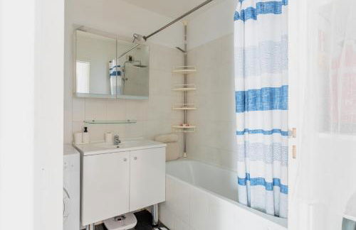 Transports, parking, A/C & equipped for long stays - Foto 14