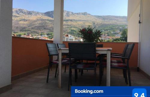 Modern Red & Blue Apartment - Photo 3