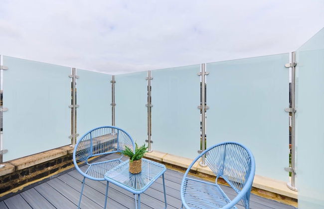 The Shepherd s Bush Wonder - Trendy 4bdr Home With Garden Terrace - Photo 33