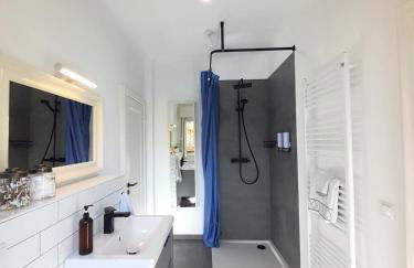 Central Private Cozy Room w own entrance, Spacious Bathroom, on-site parking - Foto 10