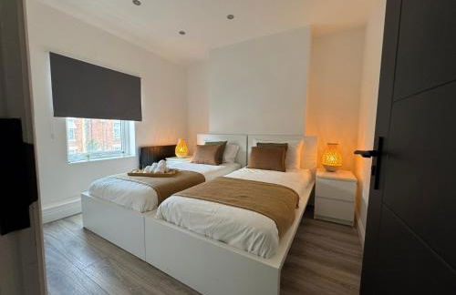 Modern Central Apartments with Balcony - Photo 51