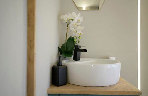 American School Bus Retreat with Hot Tub in Sussex Meadow - Foto 27