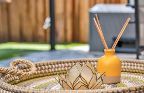 Modern Cottage, Hot Tub, Bistro Patio, Putting Green, Walk to All! - Foto 39