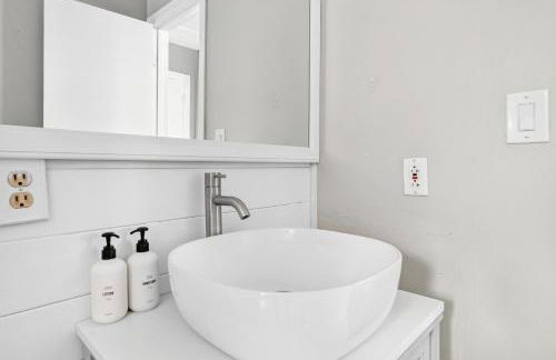 Heated Pool Spa BBQ Pool Table WiFi Near Beach-Downtown Fun - Foto 32