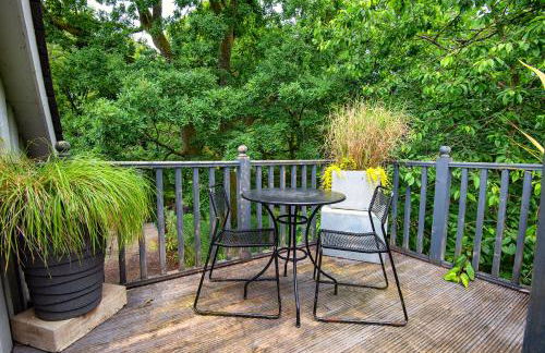 Modern and Stylish WoodHous - Photo 33